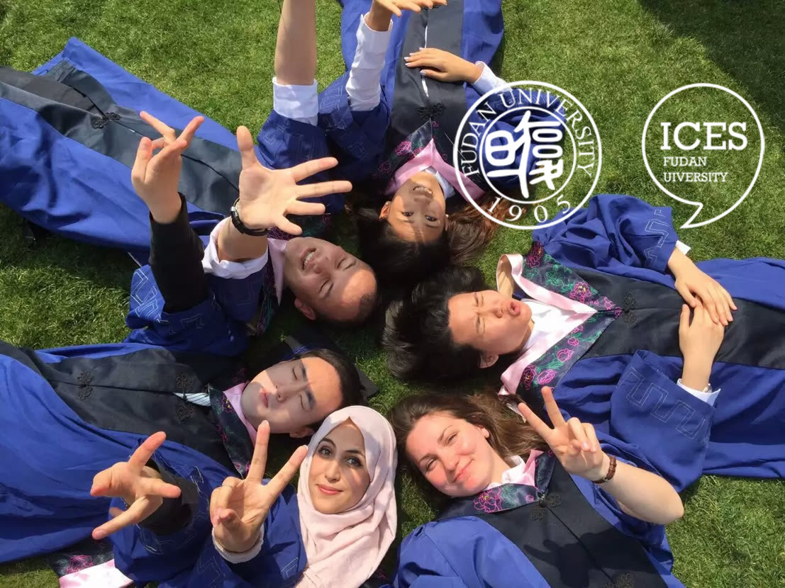 复旦大学国际预科学生身穿学位服合影